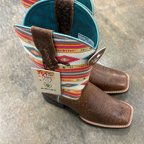 Ariat Shoes - Ariat Brown Round Up western Wide Square Toe StretchFit cowboy boots